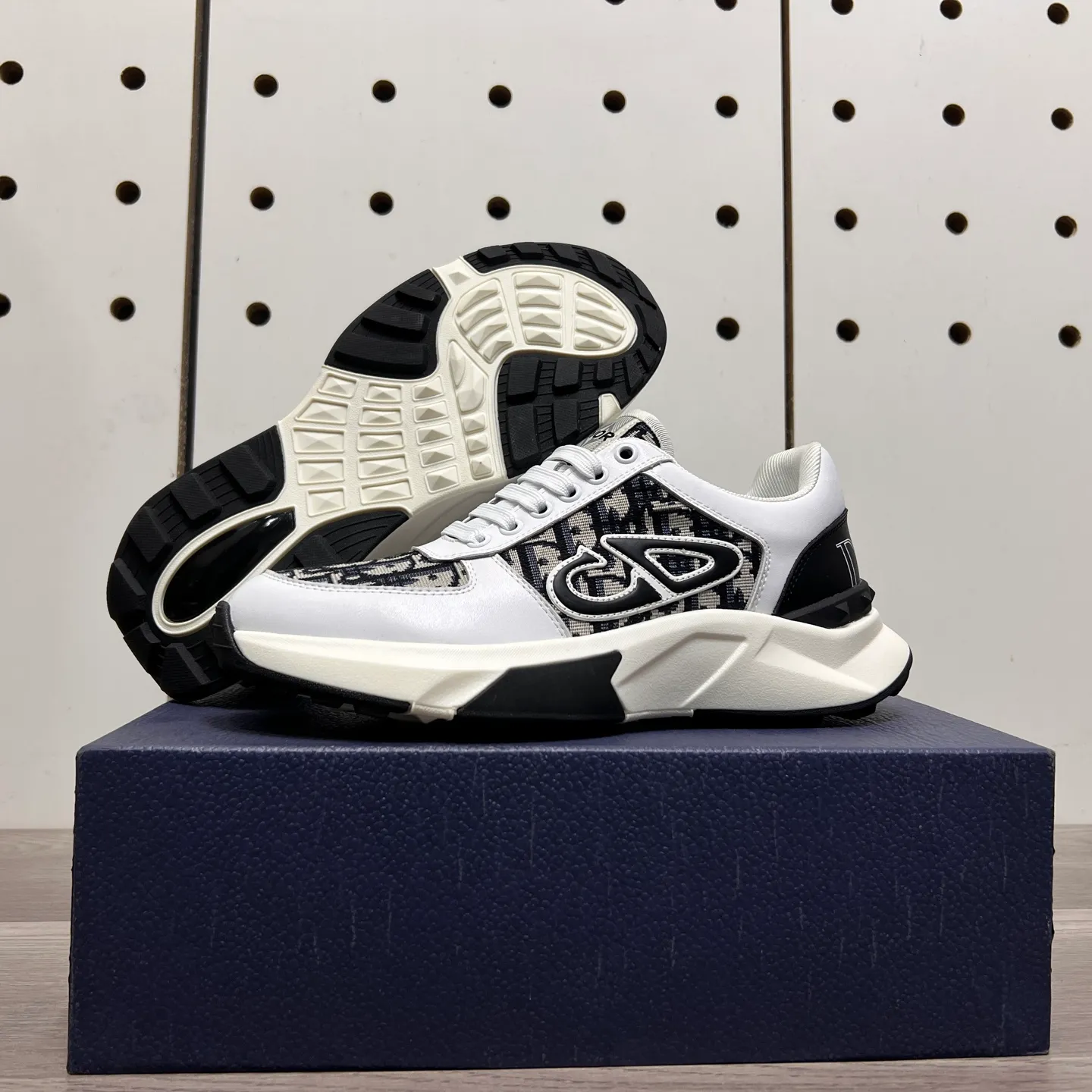 Factory price: 438💰Dior original quality.~ Unique modern style sneakers. 🏃A must-have casual shoe for trendy men😍😍 Imported cowhide fabric, sheepskin foot pads (refuse to discolor and grind feet) soles: Original soles specially provided by the original factory, French lazy style design ⚠️Fit to the feet, original quality, super comfortable original soles. Just like shooting the real thing 🎬The real thing is better, high-quality sneakers, size: 38-44 (45 and 46 can be customized)